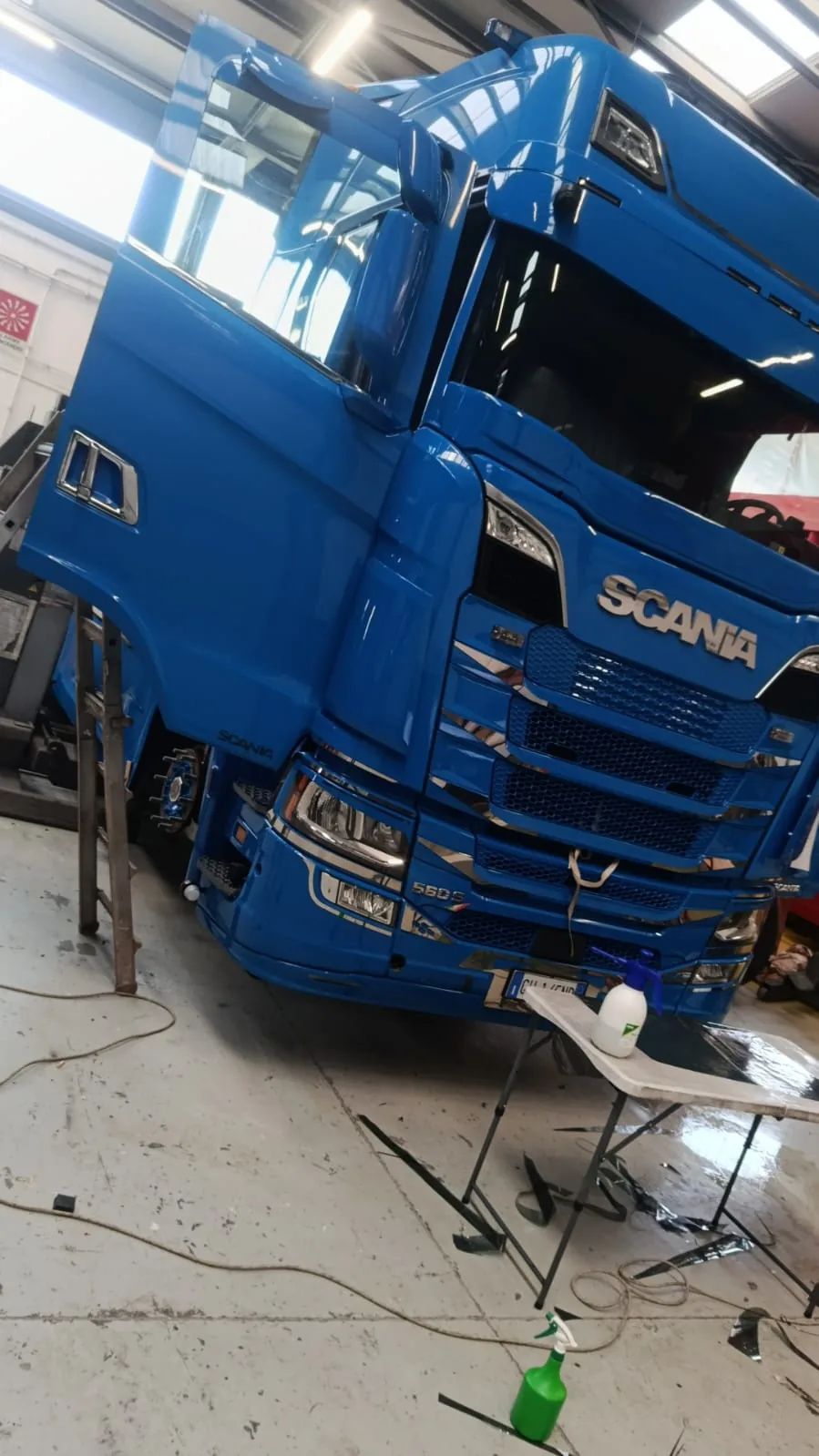 Cabina di un camion Scania blu nel laboratorio Metrix