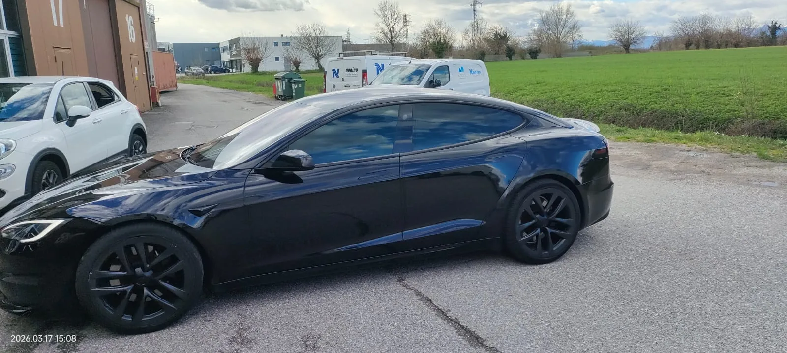 Coupé nera con vetri oscurati fotografata in campagna