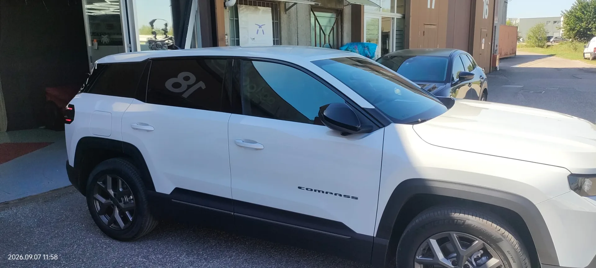 Jeep Compass bianca con vetri oscurati