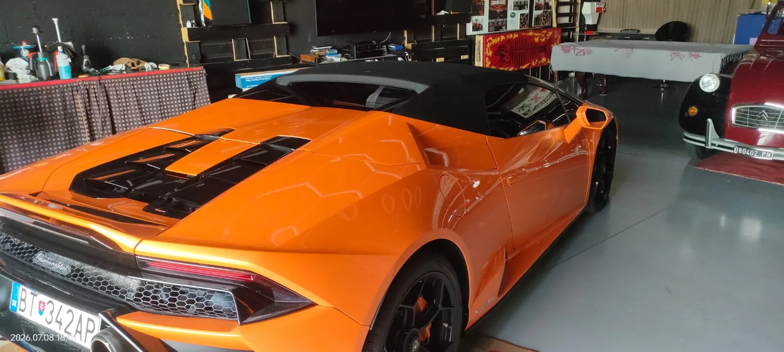 Dettaglio del posteriore di una Lamborghini Huracan Spider arancione