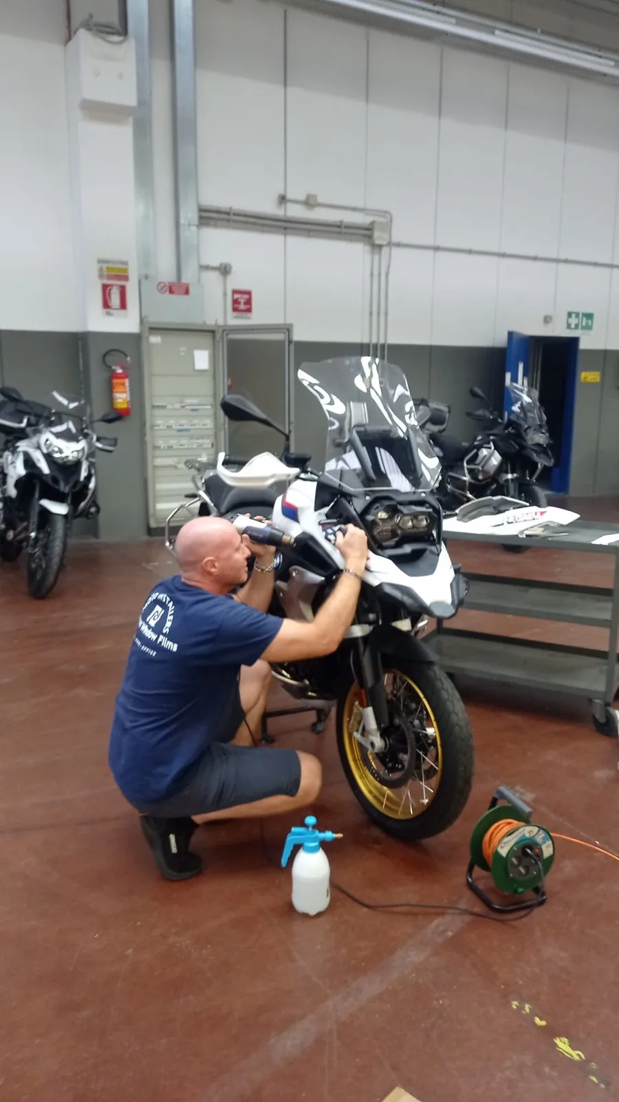 Moto BMW con adesivi personalizzati, vista laterale nel laboratorio Metrix