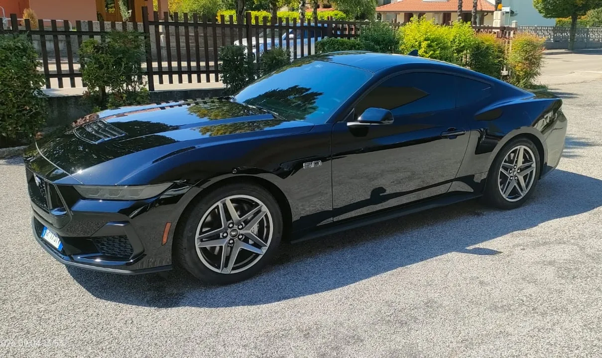 Ford Mustang nera con vetri oscurati, vista frontale