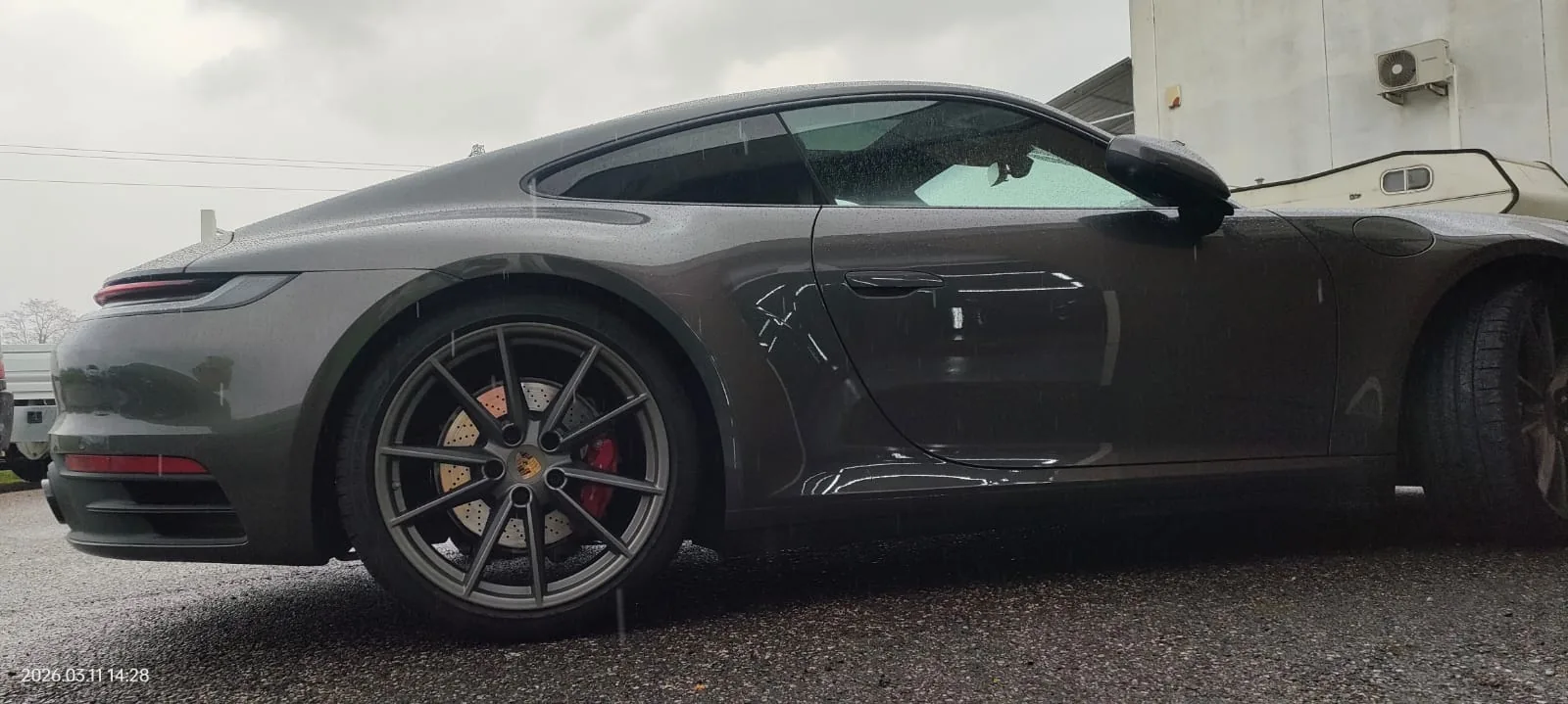 Dettaglio del cerchio e della pinza freno rossa di una Porsche 911