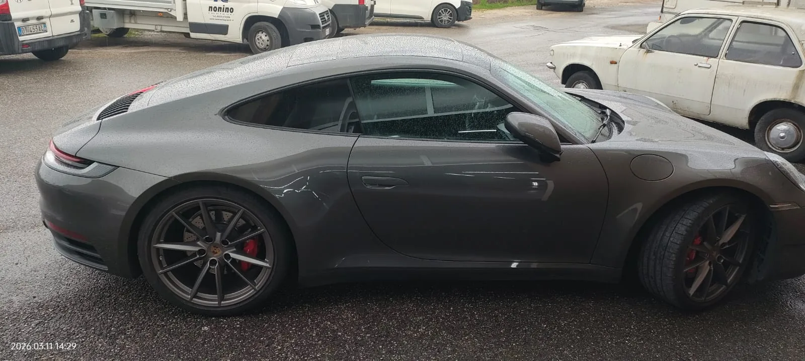 Porsche 911 grigio scuro con vetri oscurati