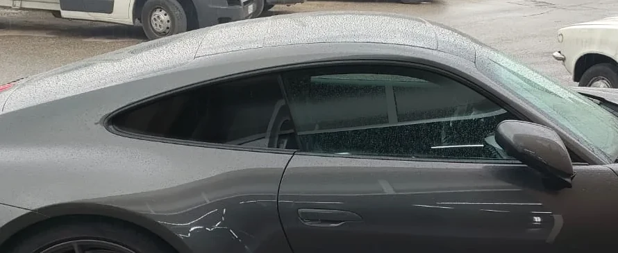 La stessa Porsche con la pellicola sul vetro posteriore: quel finestrino è nero e l'abitacolo non si vede più