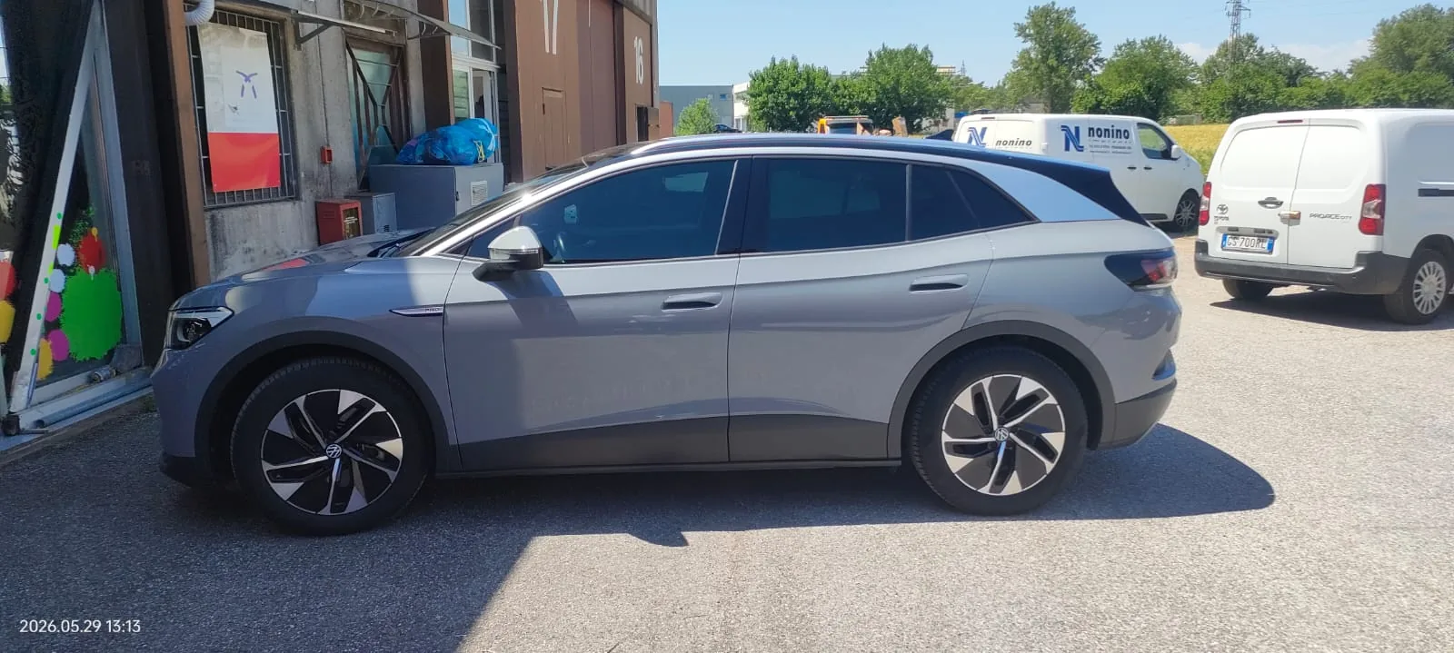 SUV grigio con vetri oscurati fotografato all'aperto