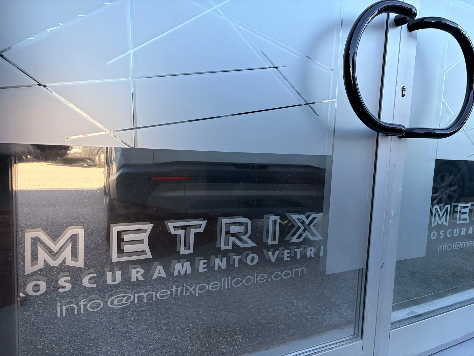 Logo Metrix applicato sul vetro della vetrina d'ingresso